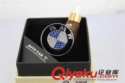 DAD鑲鉆出風口 汽車標志風口香水 奔馳出風口香熏 空調出風口香水-饒平縣海山路士達汽車裝飾用品經營部提供DAD鑲鉆出風口 汽車標志風口香水 奔馳出風口香熏 空調出風口香水的相關介紹、產品、服務、圖片、價格饒平縣海山路士達汽車裝飾用品經營部、汽車防爆膜;汽車改裝件;LED燈;汽車飾品;汽車香水;車載小電器;車衣